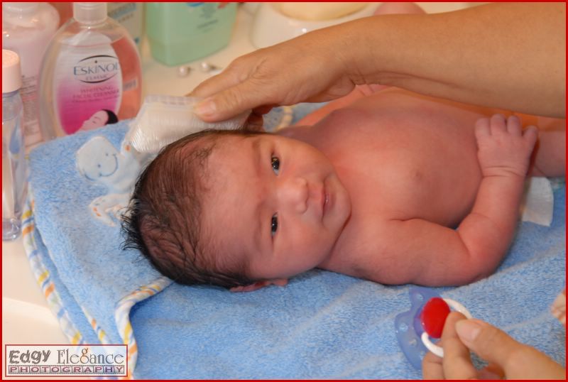 calvin-first-bath-20071012-044.jpg
